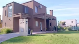 EXC CASA A EST 4 AMB BARRIO LAS ORQUIDEAS 195MD OPORTUNIDAD
