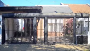 CASA 5 AMB LOTE 7,50 X 50 m2 CON COCHERA, PISCINA Y QUINCHO.