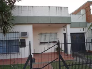 Excelente propiedad con estado impecable. Ubicado a 8 cuadras de Acceso Oeste y 5 de avenida Ratti, líneas de colectivo a una cuadra a estaciones de ferrocarril Ituzaingó, Castelar, Morón, S.A. Padua y Merlo. Ver más fotos del inmueble en: www.trevinoprop
