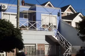 IMPECABLE PH EN PLANTA Y AL FRENTE TRES AMBIENTES CON PATIOS