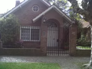 Distinguido Chalet en Vicente López, de excelente construcción e impecable estado.