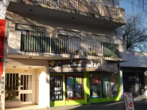 dos locales juntos o separados en av. maipu al 4000