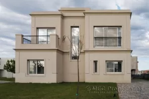 IMPERDIBLE !!! Estupenda casa neoclásica con vista al lago
