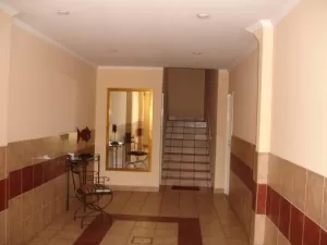 atipico departamento de treas ambientes con patio y pileta