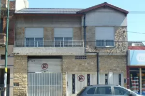CASAC CON COCHERA 16 AUTOS EN LOTE DE 520M2