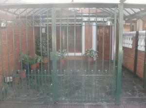 Casa con garage, patio, terraza y jardín
