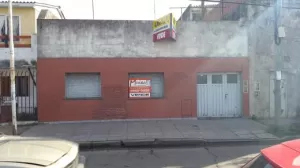 CASA DE 3 AMB Y DPTO DE 2 AMB EN BLOCK
