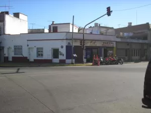 CASA CON 3 LOCALES - (3 AMBIENTES)