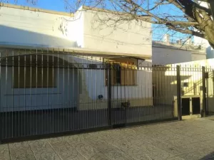 PROPIEDAD PARA DOS FAMILIAS- SOBRE AVENIDA IMPORTANTE