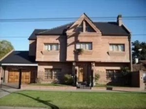 Importante chalet de 3 plantas, 400 m2 cubiertos sobre lote