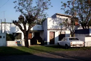 PACHECO: ALVEAR AL 600 - CASA DE 3 AMB. CON DEPTO DE 2 AMB.