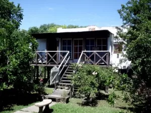 DELTA:RIO CARAPACHAY AL 700: 2 CASAS TIPICAS ISLERAS SOBRE L