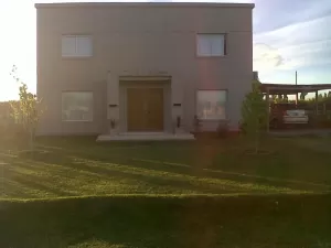 En San Rafael, se vende importante casa en Barrio Privado