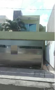 Linda casa de dos plantas en renta