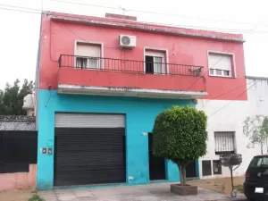 CASA CON LOCAL