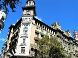 OFICINA EN SEMIPISO SOBRE Av. DE MAYO