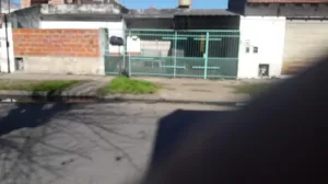 Casa 3 amb. con jardin, cochera y fdo. libre