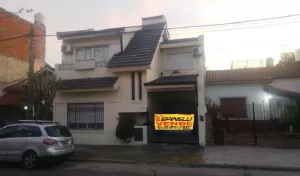 Casa de cuatro ambientes en venta en Ramos mejia
