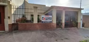 CASA 3 AMB CON JARDIN AL FRENTE Y GARAJE