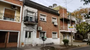 SAENZ PEÑA - CASA EN PH 3 AMB. AL FONDO - CON PATIO.