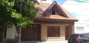 OPORTUNIDAD CHALET 4 AMB, COCHERA Y AMPLIO PARQUE - MALAVER