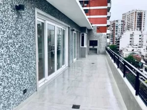 Impecable Piso con 60 m2 descubiertos con cochera