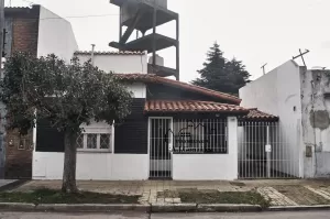 Casa en Santos Lugares con cochera (oportunidad)