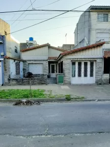 Casa 5 ambientes c/ fondo parquizado