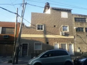 Departamento tipo casa de 4 amb en venta en Villa Luzuriaga