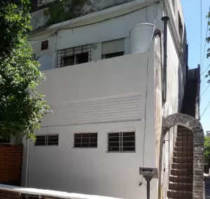 PH de 2 Ambientes en Dos Pisos con Balcón y Patio Delantero