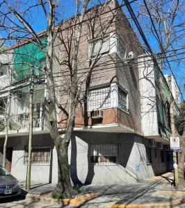 Departamento de 3 Ambientes con Patio a Dos Cuadras de La Es
