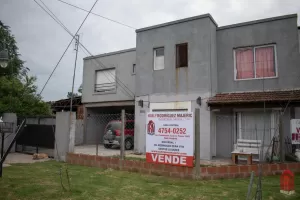 Bloque de 3 dptos c/ pileta