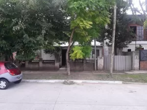 GRAN TERRENO CON CASA A RECICLAR PADUA