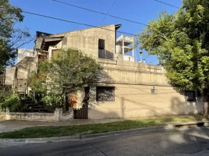 Casa en lote propio más departamento
