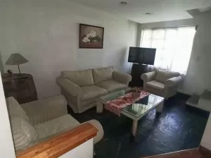 CASA DE 4 AMB. CON JARDIN Y COCHERA