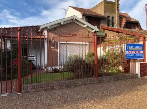 GRAN CASA A UNA CUADRA ESTACION VILLA ADELINA