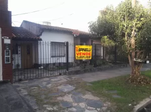 Casa en venta de cuatro ambientes en Villa Luzuriaga