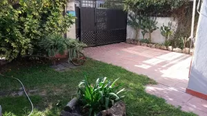 Casa 5 ambientes c/cochera y patio - Hermosa