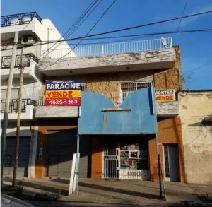 VIVIENDA JUNTO CON 2 LOCALES.- CALLE ISLAS MALVINAS AL 3000