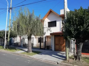 CHALET.- CALLE VIRREY CISNEROS AL 5800. I.C