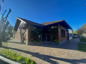 Chalet de 5 ambientes con patio y cochera