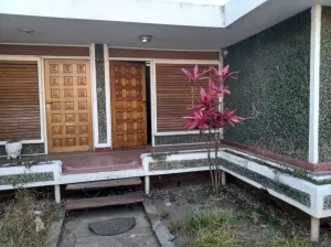 VENTA DE CASA TRES DORMITORIOS EN B° ALBERDI (Código: 330)
