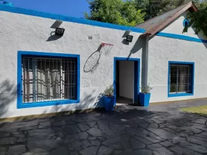 CASA CUATRO AMBIENTES CON PISCINA SOBRE LOTE 2000 MTS