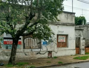 Casa Antigua en venta 3 ambientes cochera. Local con baño