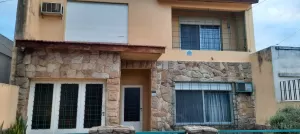 CASA DE CUATRO AMBIENTES CON GARAGE Y PARQUE