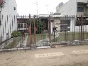 Casa de tres amb con galpon en venta en Moron Sur