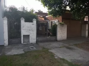 Casa de cuatro ambientes en venta en el palomar
