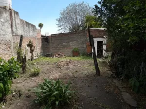 EN VENTA TERRENO CON CASA A RECICLAR A 800 MTS DEL SHOPPING