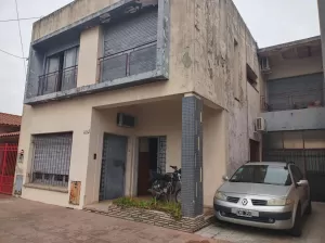 Casa de cuatro amb en planta alta en venta en Haedo Norte
