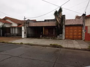 Casa de cuatro ambientes en venta en el Palomar